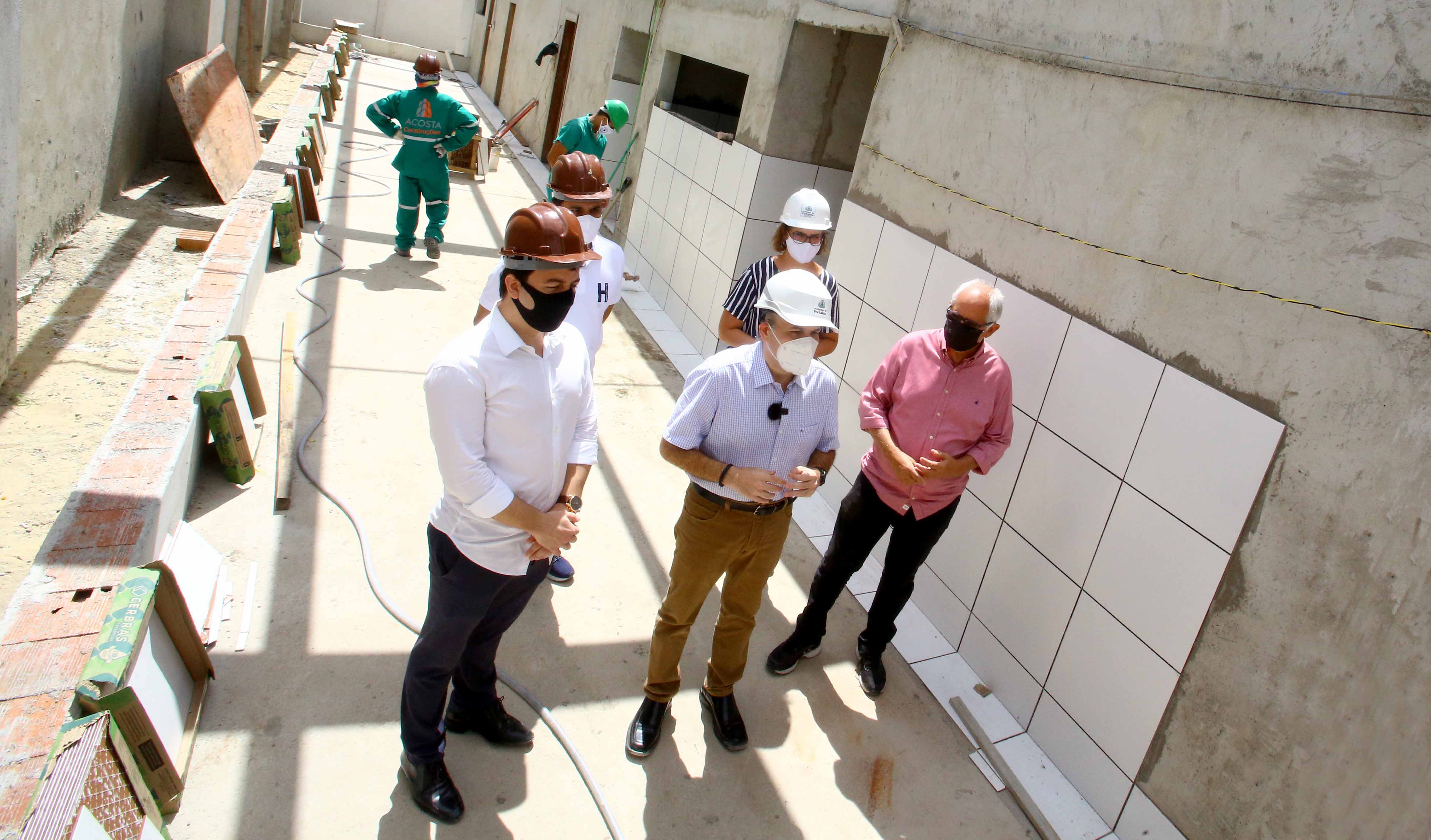 grupo de pessoas num canteiro de obras